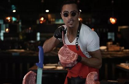 Ο Salt Bae μείωσε τις τιμές στα εστιατόριά του – Έφτιαξε μενού με 40 ευρώ