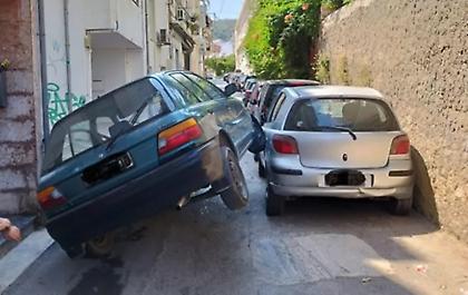 Ρέθυμνο: Οδηγός προσπάθησε να περάσει στενό, δε χωρούσε και ανέβηκε σε σταθμευμένο όχημα