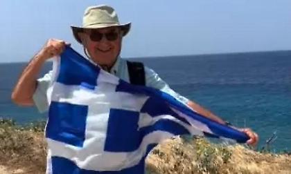 Λάμπει από χαρά: 89χρονος ομογενής επισκέφθηκε για πρώτη φορά την Ελλάδα και έγινε viral