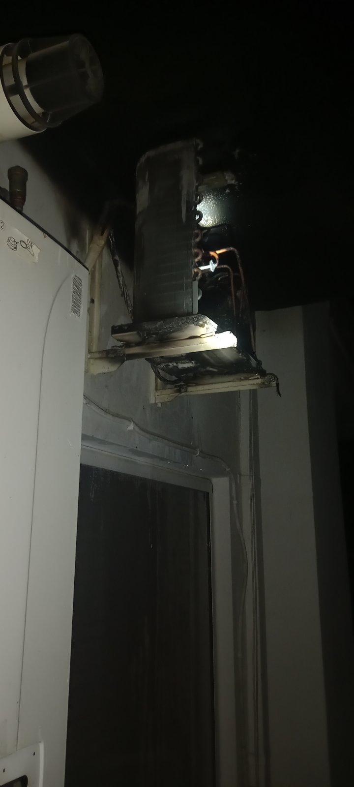 Λάρισα: Κλιματιστικό τυλίχθηκε στις φλόγες σε διαμέρισμα στ