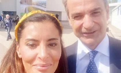 Η Τουρκάλα δημοσιογράφος που πέρυσι έκανε επίθεση στην Ελλάδα, φέτος βγάζει selfie με τον Μητσοτάκη