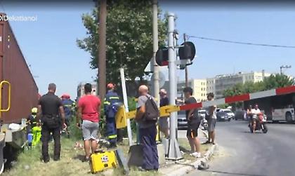 Τραγωδία στη Θεσσαλονίκη: Κατέληξε ο οδηγός του δίκυκλου που παρασύρθηκε από τρένο