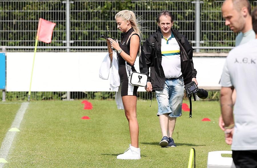 Η Ουκρανή ρεπόρτερ που έκλεψε την παράσταση στο ΑΕΚ-Σαχτάρ