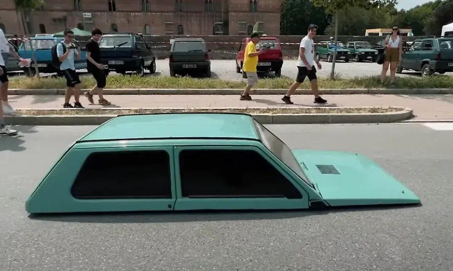 Το χαμηλότερο αυτοκίνητο στον πλανήτη φτιάχτηκε στην Ιταλία και είναι... μισό από το κανονικό!