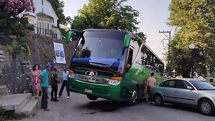 Λεωφορείο σηκώθηκε στον «αέρα» στη Ζαγορά Πηλίου