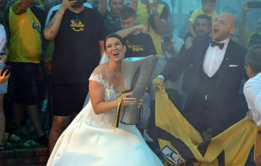 Από τον γάμο τους στην εκδήλωση για την κούπα της ΑΕΚ νεόνυμφοι στην Καβάλα