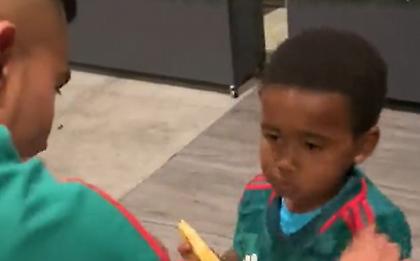 Ο Πινέδα κέρασε κεσαντίγιας μικρό παιδάκι από την Αιθιοπία που ήθελε να… γίνει Μεξικανός!