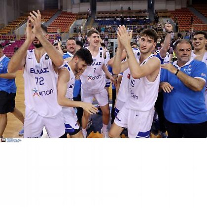 Το μπουγέλο και το «Ελλάς ολέ»: Στιγμές από τους πανηγυρισμούς της Εθνικής για την τρίτη θέση!