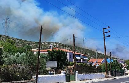 Φωτιά τώρα στον Κουβαρά Κερατέας κοντά σε κατοικημένη περιοχή