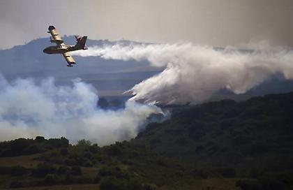 Ξεκίνησαν οι ρίψεις νερού από εναέρια μέσα - Σκληρή μάχη με τις φλόγες όλη τη νύχτα