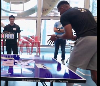 Το... έριξε στο πινγκ-πονγκ ο Γιάννης Αντετοκούμπο!