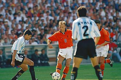 «Άννα, δεν ήμουνα εγώ για αεροπλάνα»: Η αχίλλειος πτέρνα του Ντένις Μπέργκαμπ