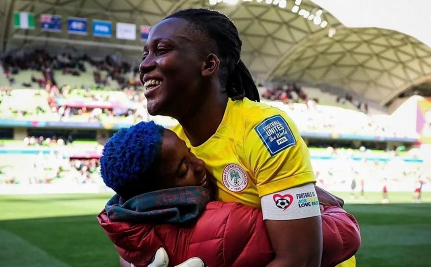 «Τα κορίτσια δεν παίζουν ποδόσφαιρο»: Η Εναντόζιε πέτυχε, έχοντας για στήριγμα μόνο τη μητέρα της!