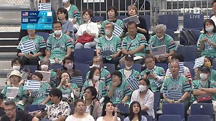 Ασιάτες οπαδοί είδαν το ΗΠΑ-Ελλάδα κρατώντας ελληνικές & αμερικανικές σημαίες