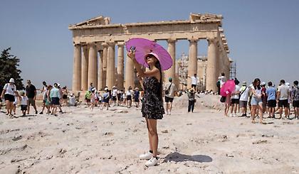 New York Times: Ακρόπολη για «πρωινούς τύπους» λόγω καύσωνα και απεργιών