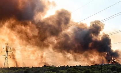 Εκτός ελέγχου η πυρκαγιά στη Ρόδο: Καίγονται τρία ξενοδοχεία