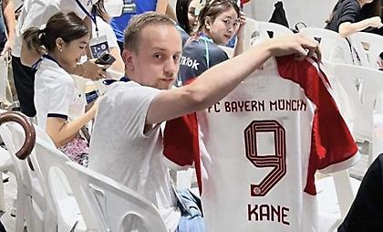 «Ήρθες μέχρι εδώ μόνο γι' αυτό»: Γερμανός πήγε στον Ποστέκογλου με φανέλα... Κέιν στην Μπάγερν!