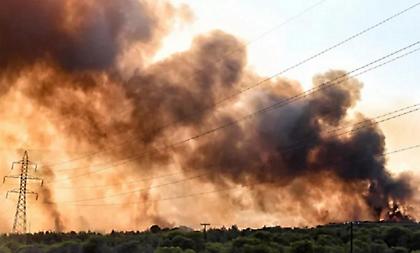 «Οι μετεωρολογικές συνθήκες ευνοούν τη φωτιά στη Ρόδο - Θα διατηρηθούν κι αύριο»