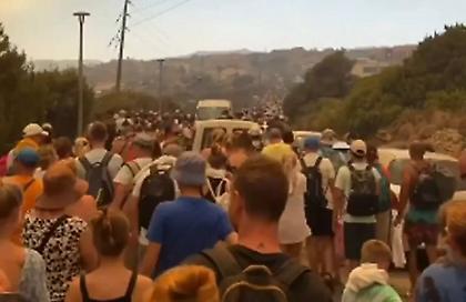 Συγκλονιστική εικόνα: Εκατοντάδες τουρίστες εκκενώνουν με τα πόδια ξενοδοχεία στη Ρόδο