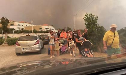 Κόλαση φωτιάς στη Ρόδο: Συγκλονιστικές εικόνες και βίντεο από τον απεγκλωβισμό τουριστών!