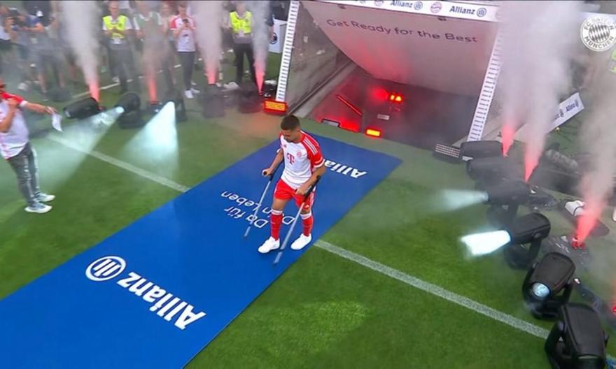 Μπάγερν: Με πατερίτσες στην παρουσίαση ο Γκερέιρο