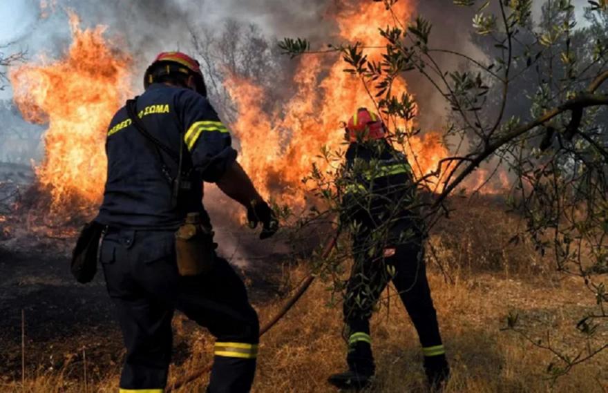 Κάρυστος: Πλήρη εξέλιξη η πύρινη κόλαση– Μάχη χωρίς εναέρια