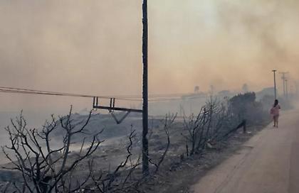 Κόλαση φωτιάς στη Ρόδο: Μαίνεται ανεξέλεγκτη για έκτη ημέρα - Κάηκαν σπίτια, εκκενώθηκαν οικισμοί