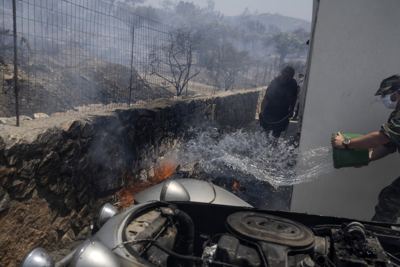 Πύρινος εφιάλτης σε Ρόδο και Κάρυστο: Ολονύχτια μάχη