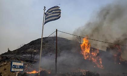 «Μάχη» σε τρία πύρινα μέτωπα με ισχυρούς ανέμους στη Ρόδο - Δύσκολη η κατάσταση σε Κάρυστο, Κέρκυρα