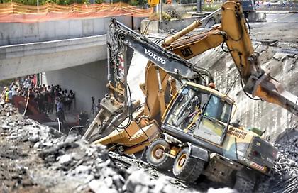 Πάτρα: Συνεχίζονται οι έρευνες για εγκλωβισμένους κάτω από τα μπάζα της γέφυρας που κατέρρευσε