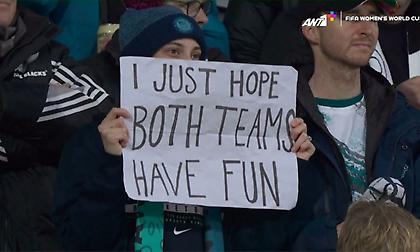 Νεαρός φίλαθλος «διδάσκει» διπλωματία και υποστηρίζει και τις δύο ομάδες!