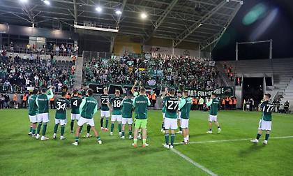 Η αποθέωση των παικτών του Παναθηναϊκού από τους οπαδούς της ομάδας στην εξέδρα!