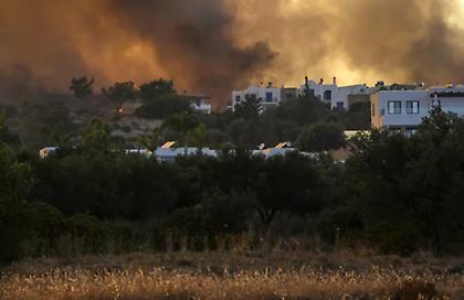 Ολονύχτια μάχη με τα πύρινα μέτωπα σε Ρόδο και Κέρκυρα - Ανθρώπινο τείχος για να μην καούν σπίτια