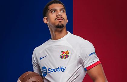 Η νέα εκτός έδρας φανέλα της Μπαρτσελόνα είναι εμπνευσμένη από τον σπουδαίο Γιόχαν Κρόιφ!