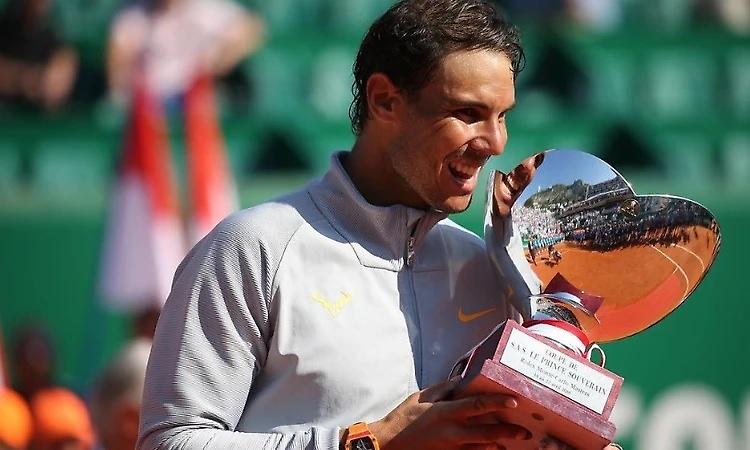 Ψαράκι στην Πάτρα απόλαυσε ο Ναδάλ - Στο λιμάνι για ανεφοδιασμό το υπερπολυτελές γιοτ «Μπετόβεν»