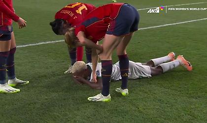 Αγκαλιά παρηγοριάς των Ισπανίδων στις παίκτριες της Ζάμπια