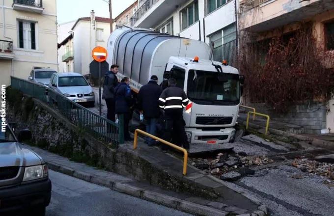 Αυτοκίνητο έπεσε πάνω σε απορριμματοφόρο στις Συκιές