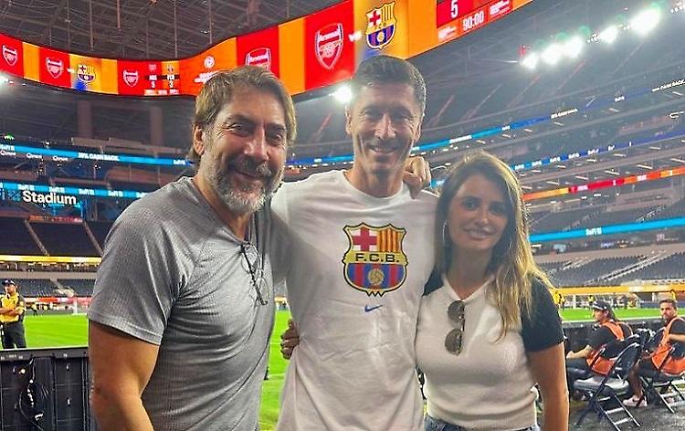 Ο Λεβαντόφσκι ποζάρει μαζί με Πενέλοπε Κρουζ και Χαβιέ Μπαρδέμ