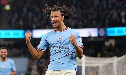 Συμφώνησε για νέο συμβόλαιο με τη Μάντσεστερ Σίτι ο Άκε