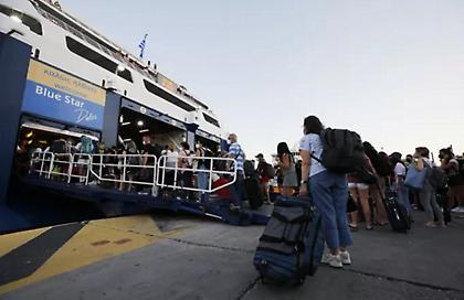 Συνεχίζεται η μεγάλη έξοδος των αδειούχων του Αυγούστου – Πάνω από 70.000 θα φύγουν από τον Πειραιά