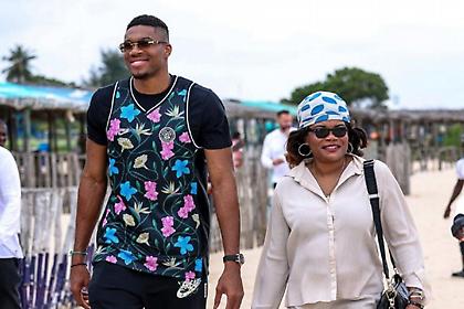 Επισκέφτηκε για πρώτη φορά τη Νιγηρία με τη μητέρα του ο Γιάννης Αντετοκούνμπο