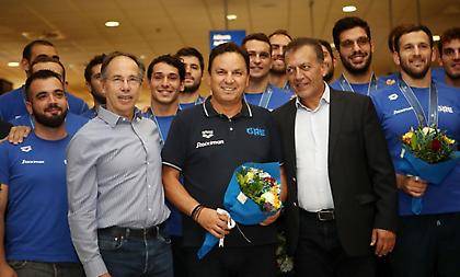 Βλάχος κατά την άφιξη της Εθνικής: «Ένιωσα πως έπρεπε να βγω μπροστά, για αυτό ζήτησα συγγνώμη»