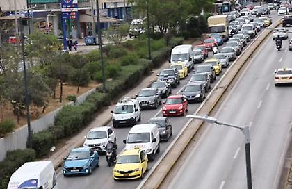 Πυρκαγιά σε όχημα στην Αλίμου - Αυξημένη η κίνηση στην παραλιακή