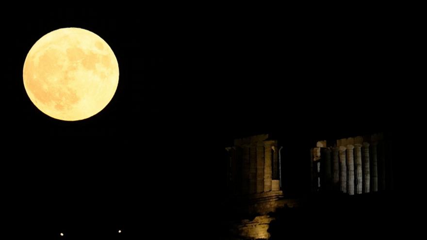 Υπερπανσέληνος: Εντυπωσιάζει η πρώτη του Αυγούστου