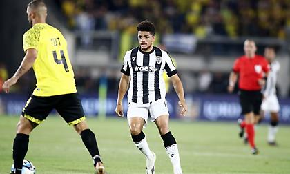 Έξαλλος ο Τάισον στην αλλαγή του: Κλότσησε μπουκάλι στον πάγκο, πέταξε τις επικαλαμίδες του!