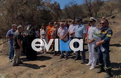 Πτώση Canadair στην Κάρυστο: Ράγισαν καρδιές στο μνημόσυνο – Με δάκρυα στα μάτια ο ιερέας