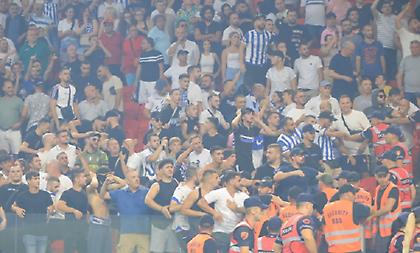 Καθυστέρησε η σέντρα στο Τίρανα-Μπεσίκτας λόγω συμπλοκής των οπαδών μέσα στο γήπεδο!