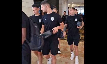 Δεκάδες φίλοι του ΠΑΟΚ εμψύχωσαν τους παίκτες της ομάδας έξω από το ξενοδοχείο!