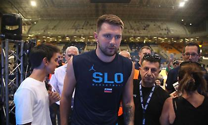 Τρέλα για τον Ντόντσιτς στο ΟΑΚΑ: Δεν σταμάτησε να υπογράφει αυτόγραφα και να βγαίνει φωτογραφίες!