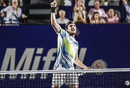 Ξεπέρασε το… σοκ, ανέτρεψε τον Τζάρι και πέρασε στα ημιτελικά ο Τσιτσιπάς